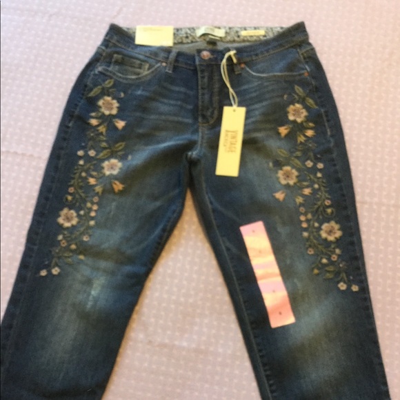 Size 8. Vintage America. Boyfriend. Embroidered. - Picture 2 of 8